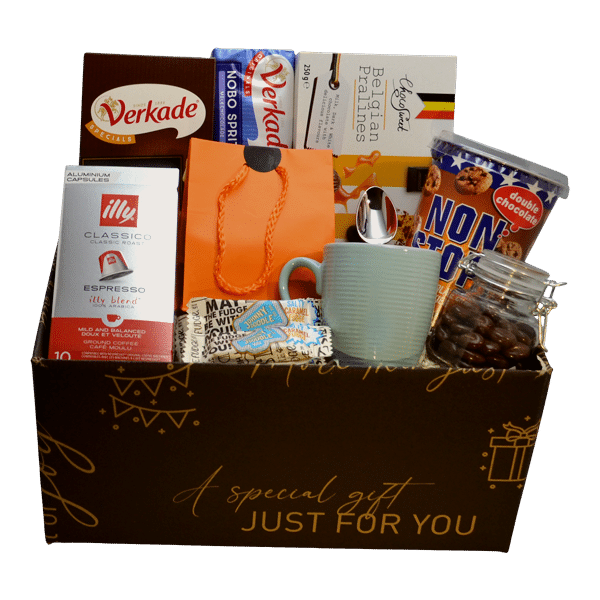 Luxe koffie cadeaupakket met koffiecups, mok, chocolade, koekjes en snoepjes verpakt in een stijlvolle geschenkdoos